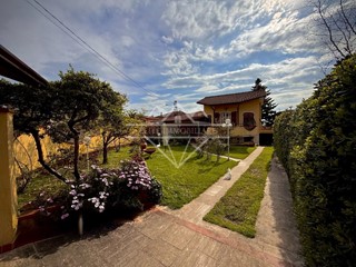 Villa in Vendita a Carrara, zona Fossone, 540'000€, 276 m², arredato, con Box