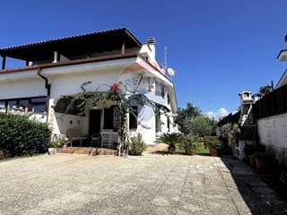 Casa Semi Indipendente in Vendita a Ardea, 220'000€, 125 m²