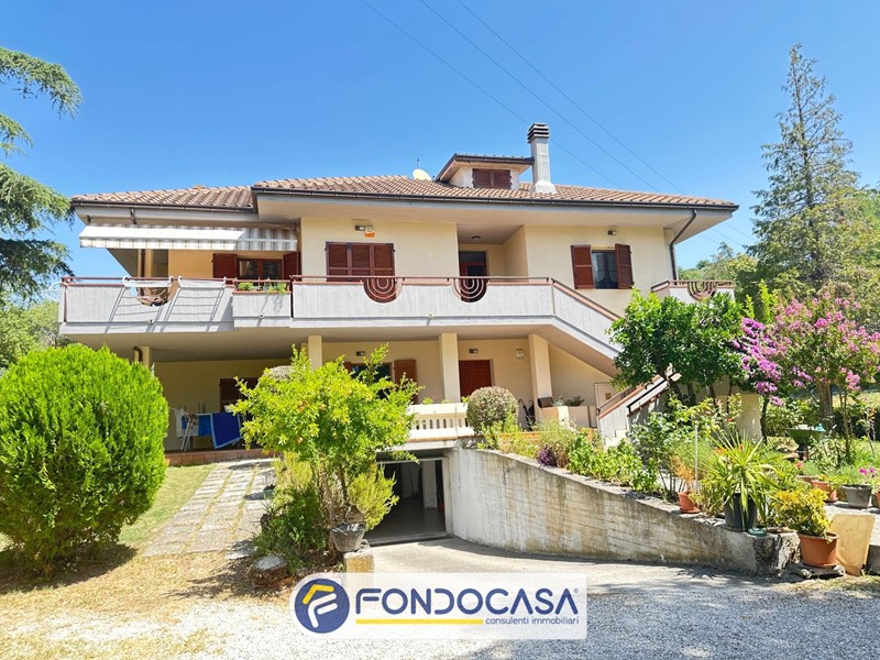Villa in Vendita a Ascoli Piceno, 590'000€, 560 m²