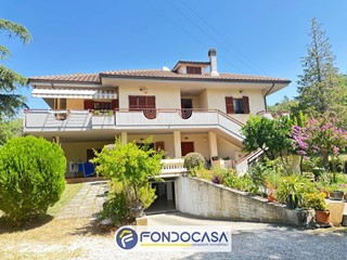 Villa in Vendita a Ascoli Piceno, 590'000€, 560 m²
