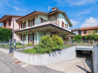 Casa Semi Indipendente in Vendita a Corte Franca, 370'000€, 227 m²