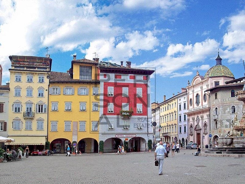 Negozio in Affitto a Trento, 41'000€, 180 m²