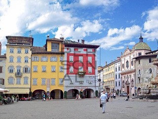 Negozio in Affitto a Trento, 41'000€, 180 m²