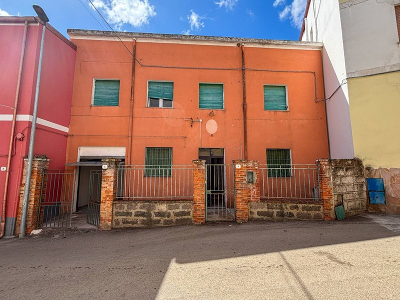 Casa Indipendente in Vendita a Tula, 75'000&euro;, 227 m²