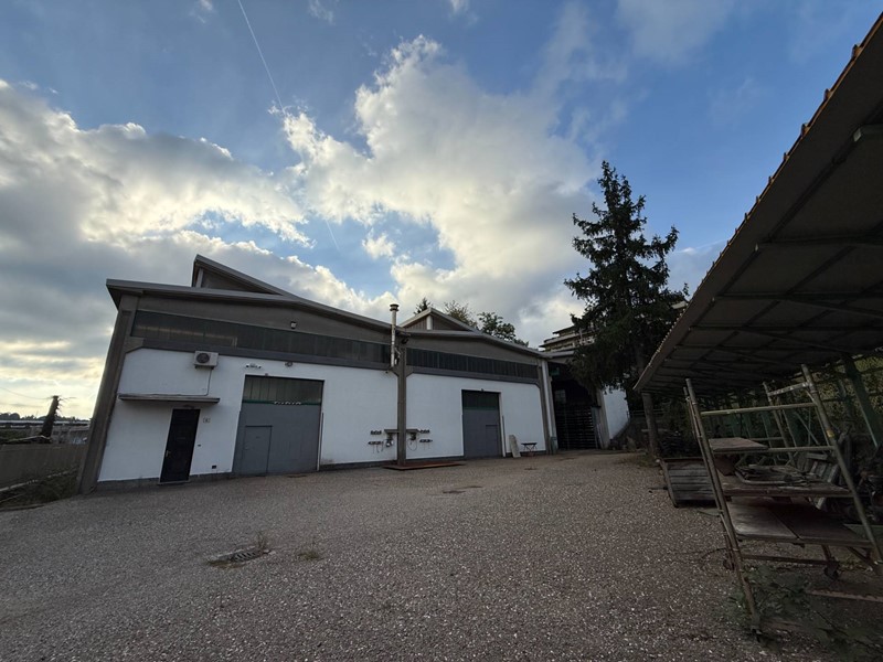 Capannone in Vendita a Varese, 398'000€, 1021 m²