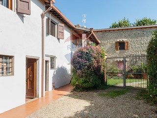 Casa Semi Indipendente in Vendita a Reggello, 305'000€, 190 m²