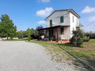 Villa in Vendita a Castelfranco di Sotto, 385'000€, 250 m²