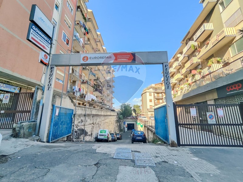 Magazzino in Vendita a Catania, 340'000€, 588 m²