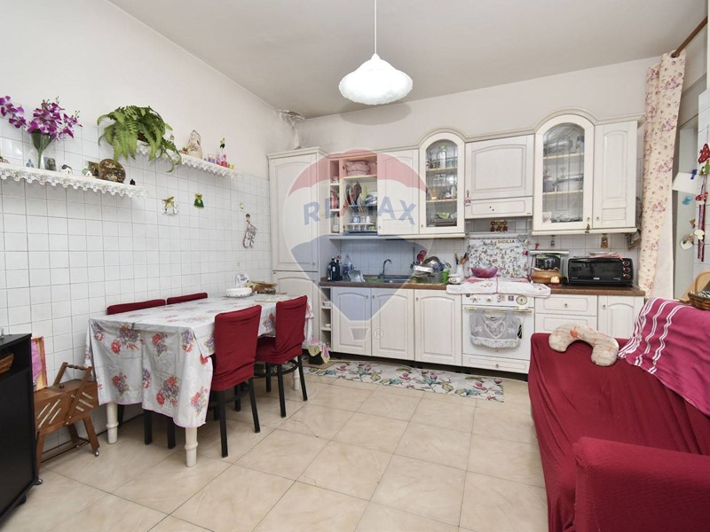 Appartamento in Vendita a Catania, 95'000&euro;, 131 m²