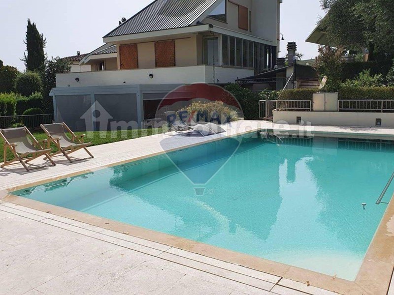 Villa in Vendita a Cavriglia, 650'000€, 510 m²