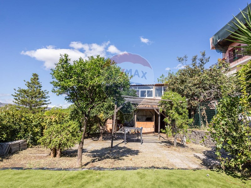 Casa Indipendente in Vendita a Giardini Naxos, 135'000€, 140 m²