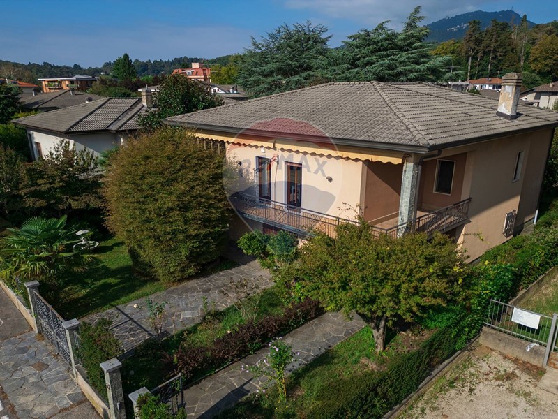 Villa in Vendita a Induno Olona, 420'000€, 255 m²