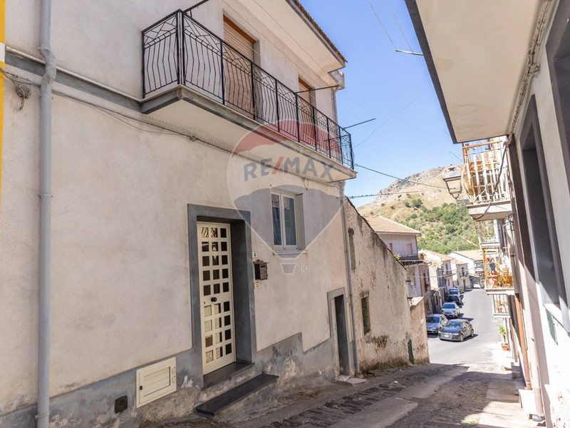Casa Indipendente in Vendita a Malvagna, 40'000€, 160 m²