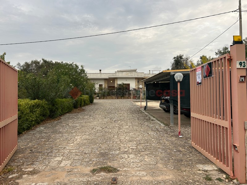 Villa in Vendita a Grottaglie, 380'000€, 340 m²