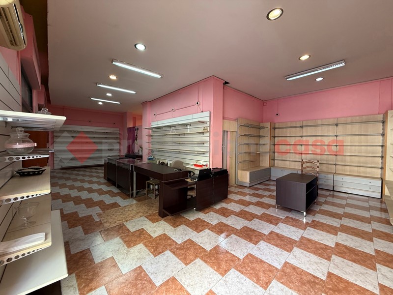 Negozio in Vendita a Taranto, 49'000€, 82 m²