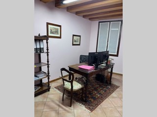 Ufficio in Affitto a Adria, 1'000€, 100 m², arredato