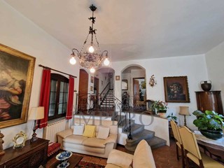 Casa Indipendente in Vendita a Ventimiglia, zona Nervia, 1'100'000€, 420 m², con Box