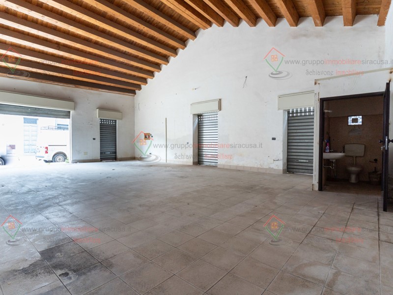 Capannone in Vendita a Siracusa, zona ORTIGIA - UMBERTO, 100'000€, 100 m²