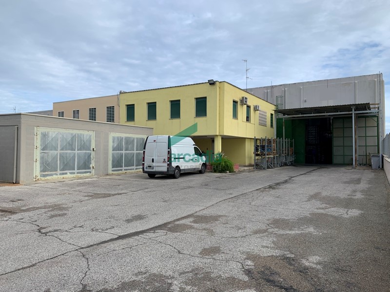 Capannone in Vendita a Modugno, zona Zona Industriale, 700'000€, 1380 m²