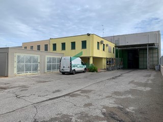 Capannone in Vendita a Modugno, zona Zona Industriale, 700'000€, 1380 m²