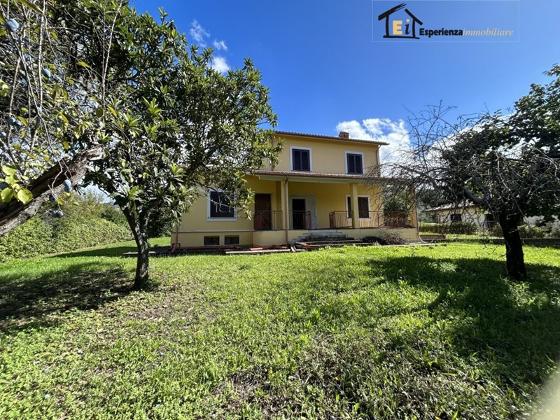 Villa in Vendita a Cantalupo in Sabina, 220'000&euro;, 250 m²