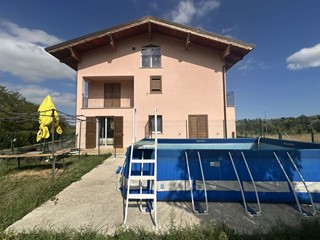 Villa in Vendita a Campli, 359'000€, 390 m²