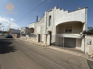 Casa Indipendente in Vendita a Castrignano del Capo, 279'000€, 243 m²