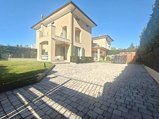 Villa bifamiliare in Vendita a Carrara, zona Fossone, 440'000€, 200 m², arredato