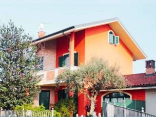 Villa in Vendita a Bricherasio, 132'356€, 236 m²