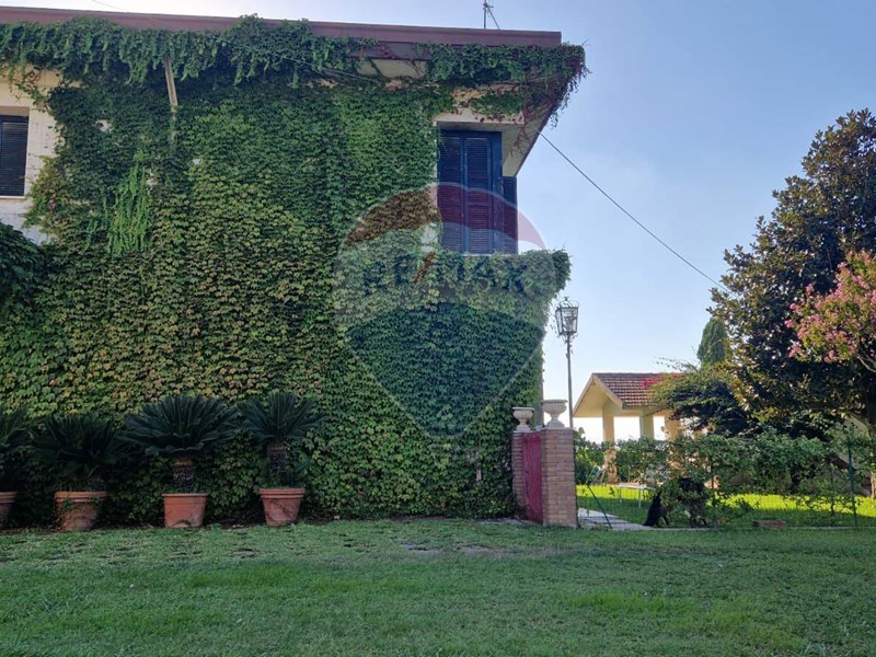 Rustico in Vendita a Albanella, 720'000&euro;, 1000 m², con Box