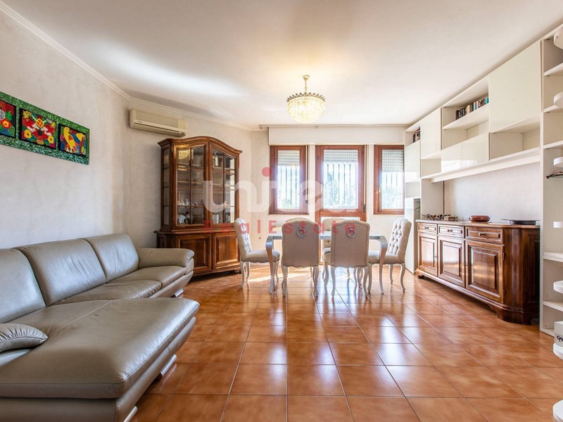 Trilocale in Vendita a Roma, 215'000&euro;, 94 m²