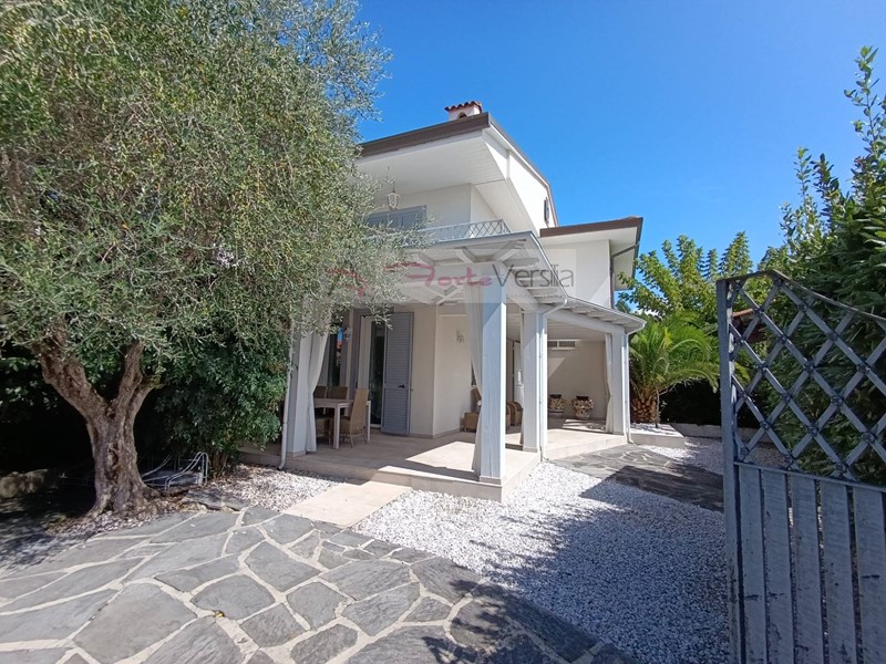 Casa Indipendente in Vendita a Forte dei Marmi, 2'400'000€, 161 m²