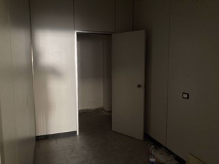 Negozio in Affitto a Brindisi, 900€, 150 m²