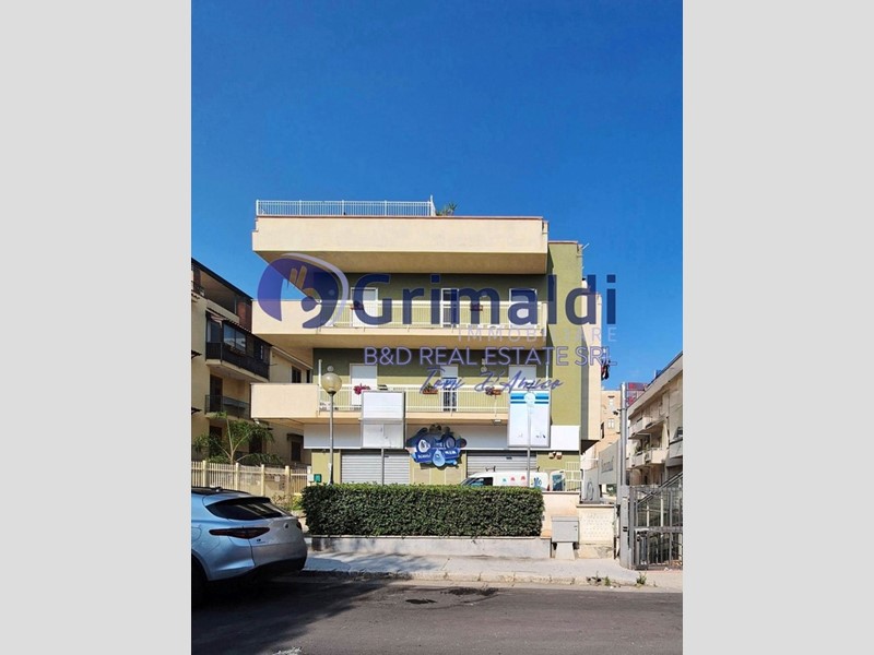 Negozio in Vendita a Bagheria, 345'000€, 290 m²