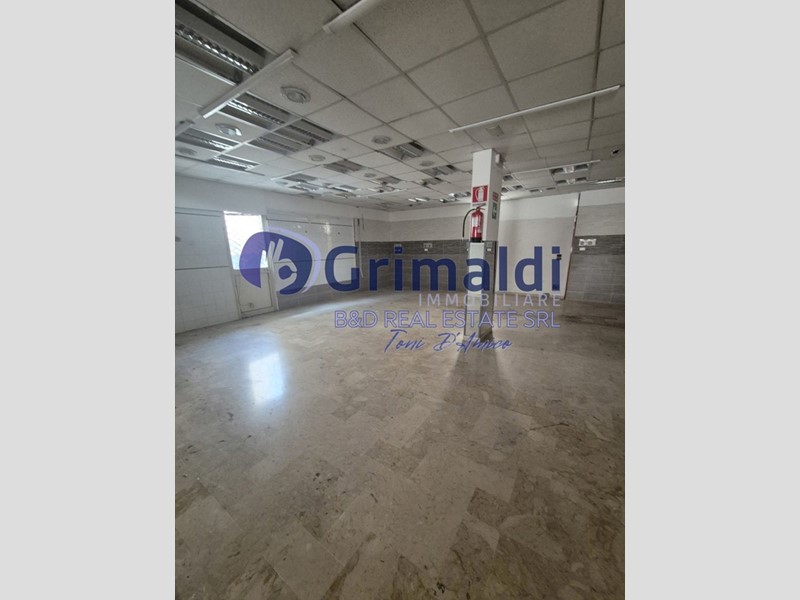 Negozio in Vendita a Bagheria, 220'000€, 263 m²