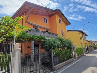 Villa in Vendita a Rezzato, 440'000€, 270 m², con Box
