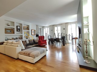 Trilocale in Affitto a Gallarate, zona Centro, 1'400&euro;, 130 m², arredato, con Box