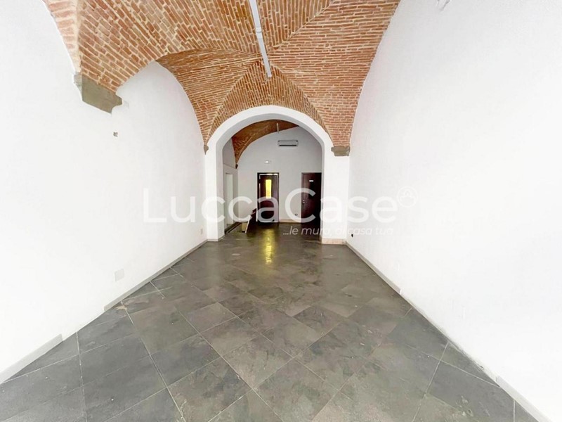 Immobile commerciale in Affitto a Lucca, 2'300€, 100 m²