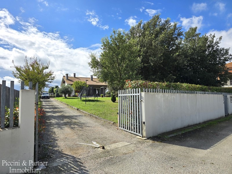 Casa Indipendente in Vendita a Castiglione del Lago, zona Bertoni, 350'000€, 316 m², con Box
