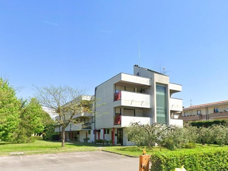 Appartamento in Vendita a Lucca, zona Montuolo, 89'250€, 140 m², con Box