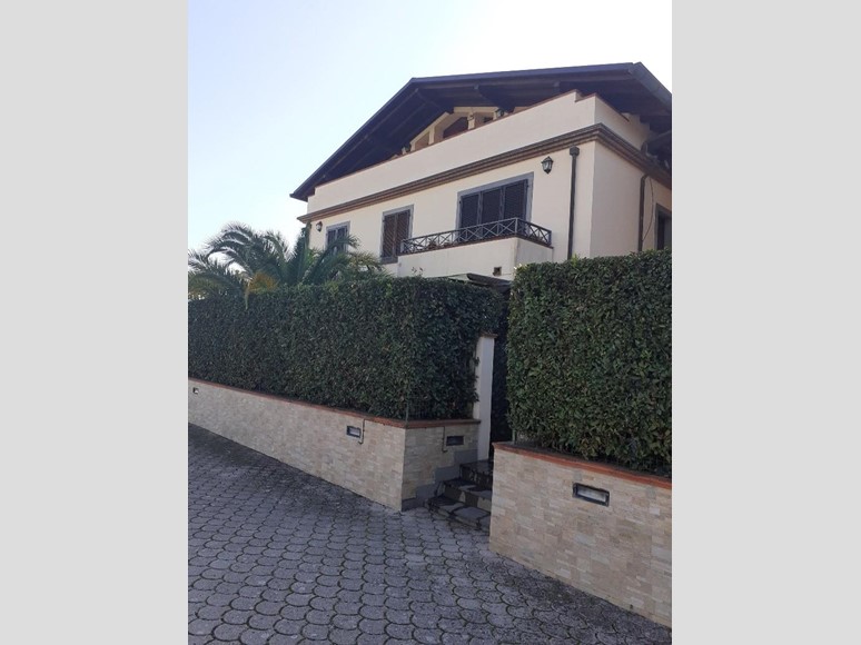 Appartamento in Vendita a Massa, zona Marina di Massa, 285'000€, 110 m², arredato