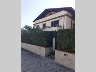 Appartamento in Vendita a Massa, zona Marina di Massa, 285'000€, 110 m², arredato