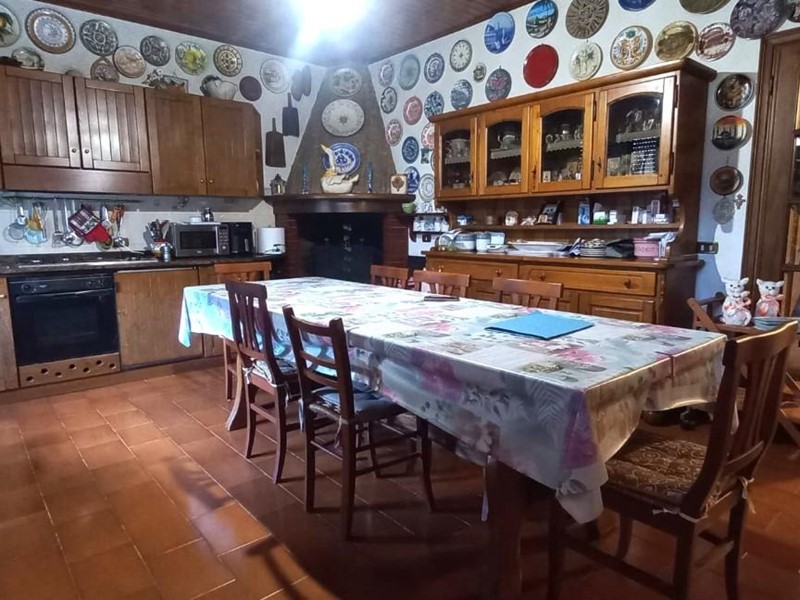 Casa Indipendente in Vendita a Carrara, zona Fossone, 405'000€, 240 m², con Box