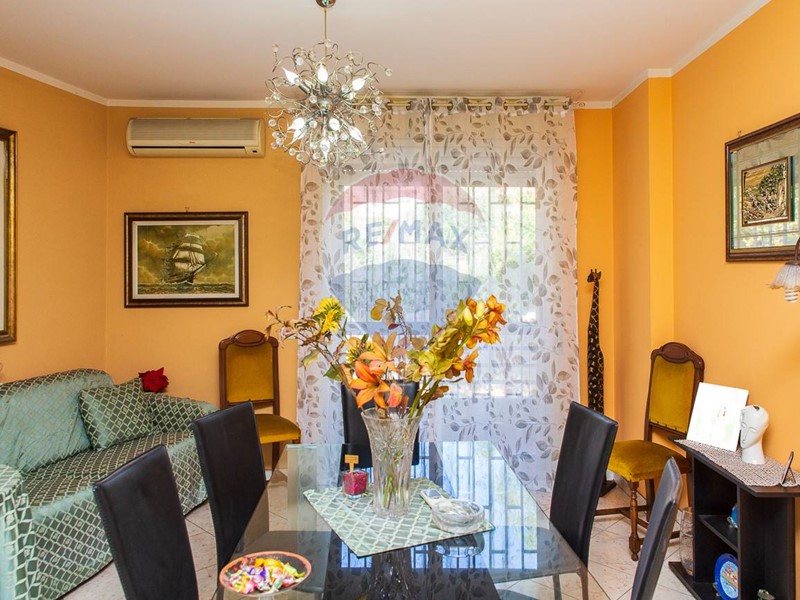 Trilocale in Vendita a Aci Castello, 140'000€, 85 m²