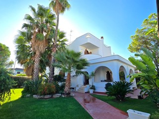 Villa in Vendita a Bari, 690'000€, 367 m²