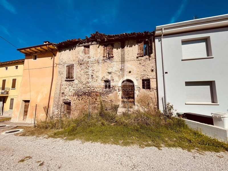 Rustico in Vendita a Volta Mantovana, 69'000&euro;, 198 m²