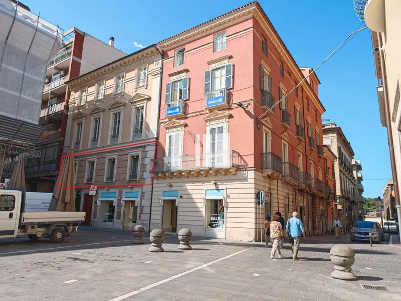 Ufficio in Vendita a Teramo, 295'000€, 144 m²