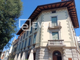 Appartamento in Vendita a Udine, 450'000€, 215 m²