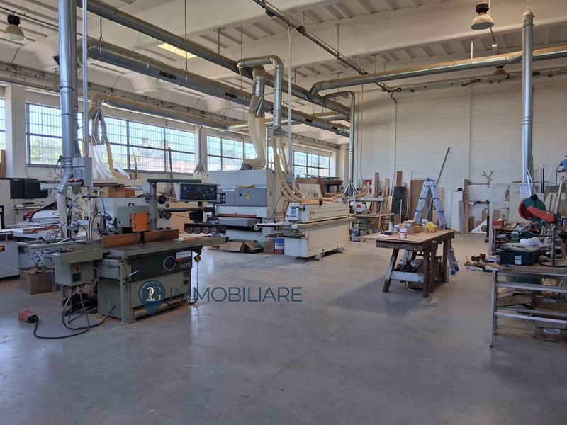 Capannone in Affitto a Sarzana, 7'000€, 1100 m²