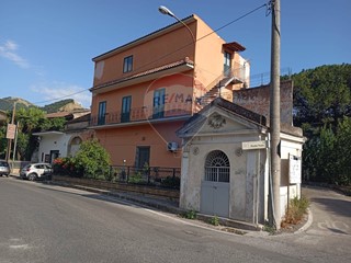 Casa Semi Indipendente in Vendita a San Felice a Cancello, 159'000€, 285 m²